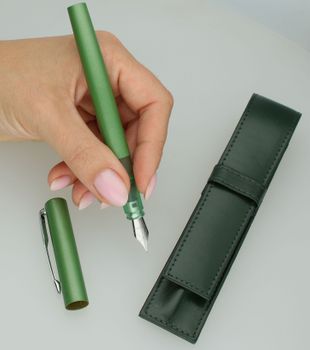 Zestaw Prezentowy Parker Pióro wieczne Vector XL Green i skórzane etui S0820010 zieleń.  Zestaw z piórem i etui na prezent (2).jpg